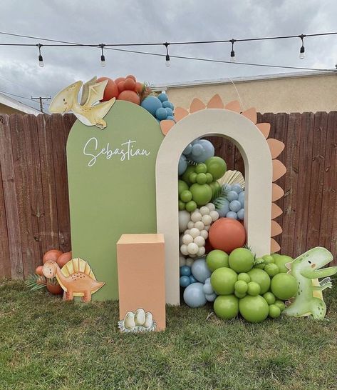 Cute Dinosaur Party Decorations, Dino Theme Party Decor, Dinosaur Party Backdrop Ideas, Dinosaur Birthday Balloons, One A Saurus Birthday Decorations, Dinosaur Balloon Decorations, Dinosaur Backdrop Ideas, Dino Baby Shower Ideas Boys, Dino Balloon Garland