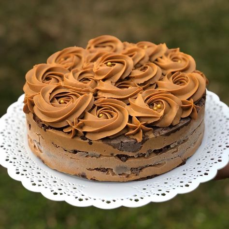 Dulces Caprichos on Instagram: “Chocotorta😋 Vos la pedis ... vos la tenes @blascojulia Ph: @vickycalderonn #chocotorta #chocotortasuperbomba #chocolinasok…” Madeline Cake, Cold Cake, Sweet Bakery, Sweet And Salty, Finger Foods, Sweet 16, Best Foods, Oreo, Cupcake Cakes