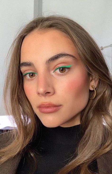 Love the green eyeliner! Eyeliner Verde, Eyeliner Cat, Editorial Make-up, Makeup Zombie, Summer Makeup Trends, Editorial Vogue, Eyeliner Tips, Green Eyeliner, Natural Eyeliner