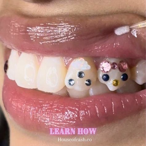 Tooth Gem Inspo that’s Kawaii as f*ck /ᐢ⑅ᐢ\ ♡ ₊˚ ꒰ ˶• ༝ •˶꒱ ♡‧₊˚ ♡ ./づ~ :¨·.·¨: ₊˚ `·..·‘ ₊˚ ♡ 𝐋𝐢𝐧𝐤 𝐢𝐧 𝐛𝐢𝐨 𝐨𝐫 𝐜𝐨𝐧𝐭𝐚𝐜𝐭 𝐮𝐬 𝐟𝐨𝐫 𝐭𝐫𝐚𝐢𝐧𝐢𝐧𝐠𝐬 & 𝐬𝐞𝐫𝐯𝐢𝐜𝐞𝐬 ₊‧°𐐪♡𐑂°‧₊₊‧°𐐪♡𐑂°‧₊₊‧°𐐪♡𐑂°‧₊₊‧°𐐪♡𐑂°‧₊₊‧°𐐪♡𐑂°‧₊ #toothgem #toothgems #toothgemtechnician #toothgemtech #toothgemtraining #ukcreatives #londontoothgems #hellokitty Hello Kitty Tooth Gem, Tooth Bling, Spider Teeth, Tooth Gem Designs, Tooth Gem Ideas, Girly Pink Aesthetic, Gem Logo, Teeth Gems, Tooth Gems