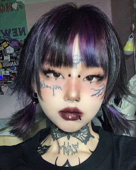 Alt Makeup, Eyeliner Tattoo, Alternative Makeup, Edgy Makeup, Hair Reference, Hair Inspo Color, Grunge Hair, Hair Dye, Aesthetic Hair