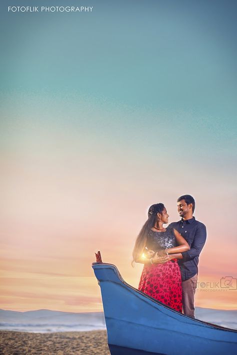 Beach Outdoor Couple Shoot, Boating Photoshoot, Door Poses, Beach Stills, Prewedding Poses, Prewedding Pose, Pre Wedding Photoshoot Beach, Sibling Photography Poses, Marriage Stills