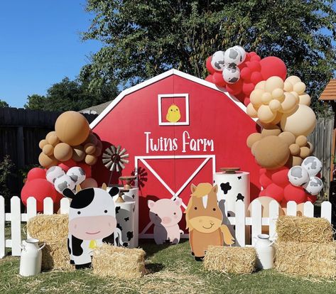 Barn Birthday Party, Mcdonalds Birthday Party, Cowboy Themed Birthday Party, Animal Party Decorations, Animal Decorations, Unique Baby Shower Themes, Farm Animals Decor, Animal Theme Birthday, Wild Birthday Party