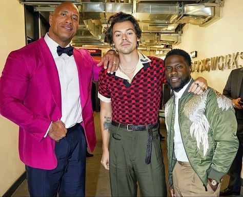 The Rock, Harry Styles, and Kevin Hart Jim Carrey Funny, Harold Styles, Harry Louis, Harry Styles Outfit, Harry Styles Imagines, Kevin Hart, Harry Styles Wallpaper, Harry Styles Pictures, Harry Styles Photos