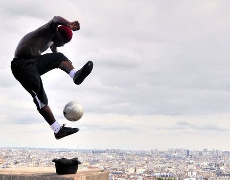 Freestyle Football, Football Photography, Lg Tvs, Football Photos, Street Photography, Street Art, Football, Running, Photography