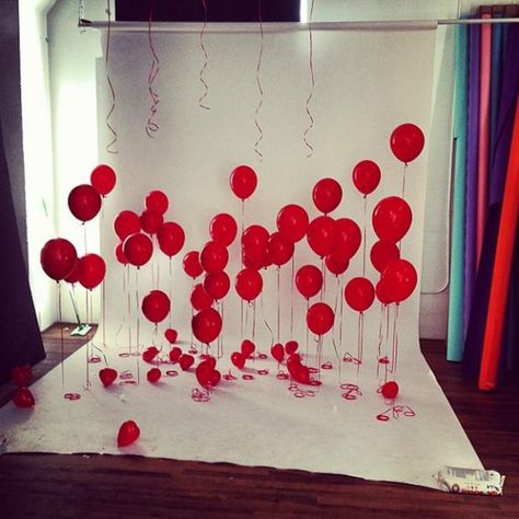 Diy Fotokabine, Classroom Valentines Party, Diy Photo Booth Backdrop, Valentines Bricolage, Valentine Mini Session, Creative Backdrops, Valentine Photo Shoot, Diy Photo Backdrop, Valentinstag Party