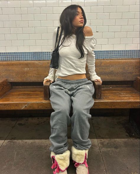 Waiting 4 my train Danielle Haim, Sweatpants Outfit Ideas, Mode Zara, Skandinavian Fashion, Sweatpants Outfit, Outfit Look, Swaggy Outfits, Mode Inspo, 가을 패션