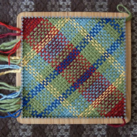 9 Stunning FREE Christmas Projects – The Pin Loom Weaving Design Hub Pin Loom Weaving, Pin Loom, Potholder Loom, Weaving Designs, Weaving Projects, Very Busy, Social Media Facebook, Loom Weaving, Tapestry Weaving