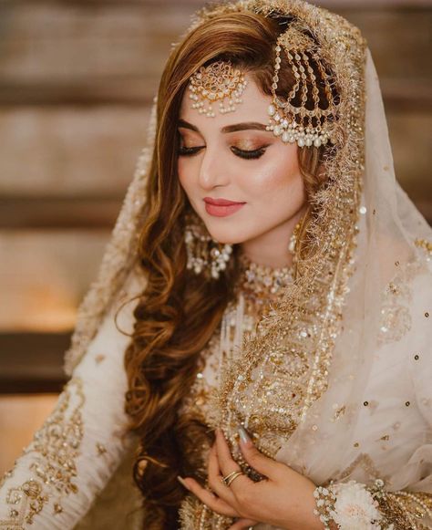 Pakistani Walima bride Pakistani Bridal Hairstyles Walima, Pakistani Bride Hairstyle, Nikkah Look, Aiza Khan Wedding, Walima Bride, Wedding Hairdo, Pakistani Bridal Hairstyles, Face Hairstyles, Aiza Khan