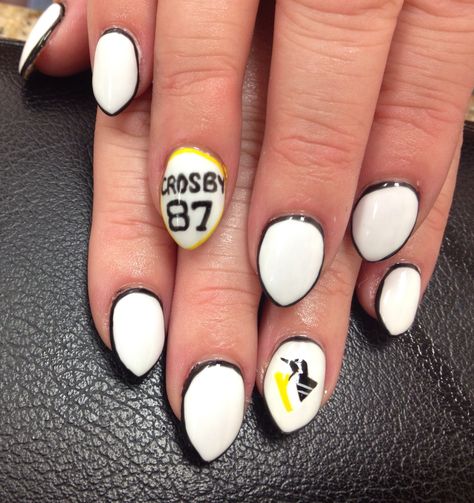 Penguins nails Penguins Nails, Hockey Nails, Penguin Nail Art, Penguin Nails, Artsy Nails, Nail Time, Nail Blue, Penguins Hockey, Hockey Game