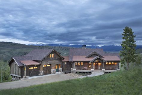 A Colorado ranch style home is a haven of rustic warmth Granby Colorado, Colorado Ranch, Ranch House Exterior, Montana Ranch, Ranch Style House, Ranch Style House Plans, Rustic Retreat, Contemporary Homes, Log Cabin Homes