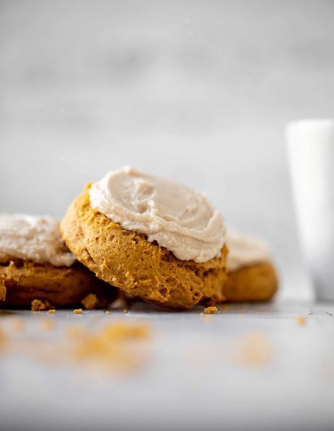 Pumpkin Cookies with Brown Butter Frosting Brown Butter Icing, Iced Pumpkin Cookies, Pumpkin Cookies Easy, Brown Butter Frosting, Pumpkin Sugar Cookies, Pumpkin Cookie Recipe, Pumpkin Cookie, Butter Icing, Pumpkin Treat