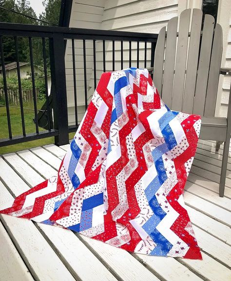 Let's do the Twist! Twist Pattern, Scrap Quilt, Leftover Fabric, Jelly Roll, Scrap Quilts, Be Creative, Quilt Patterns, 4th Of July, Jelly