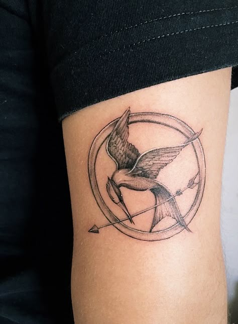 Tatoo Hunger Games - Tatuagem Jogos Vorazes - tatuagem tordo Jogos Vorazes #tattoo #tatuagem #tatoohungergames #tatuagemjogosvorazes #jogosvorazes #hungergames #tordo #songbirds #katnisseverdeen #katniss #art #arte #instagram #photo Katniss Tattoo, Mockingjay Tattoo, Hunger Games Tattoo, Maching Tattoos, Fruit Tattoo, Symbol Tattoos, Fitness Tattoos, Arm Tattoos For Guys, Little Tattoos