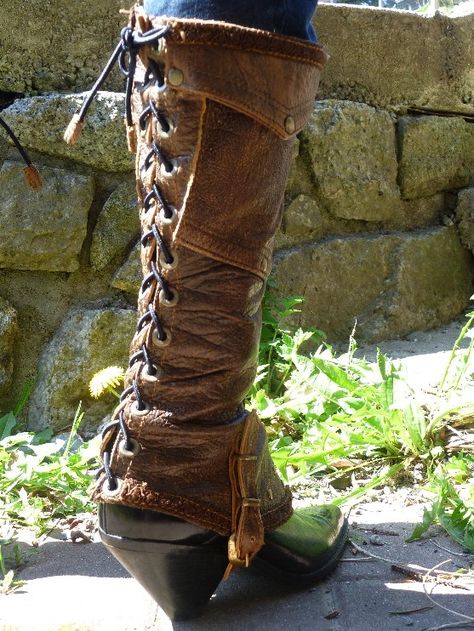 leather spats. Maybe I can make these work on my giant calves. Hipster Shoes, Steampunk Shoes, Mode Steampunk, Leather Armor, Steampunk Costume, Fantasy Costumes, Leather Projects, Dieselpunk, Steampunk Fashion