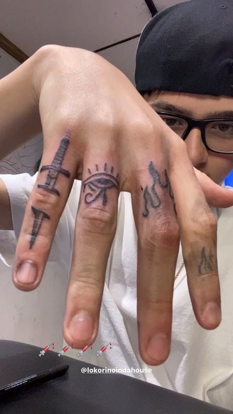 Rappers Tattoos Ideas, Jujutsu Kaisen Hand Tattoo, Max Valenzuela Tattoo, Little Tattoos Men, Rare Tattoos Men, Finger Tattoos For Men, Small Hand Tattoos For Guys, Finger Tattoos Ideas, Men Finger Tattoos