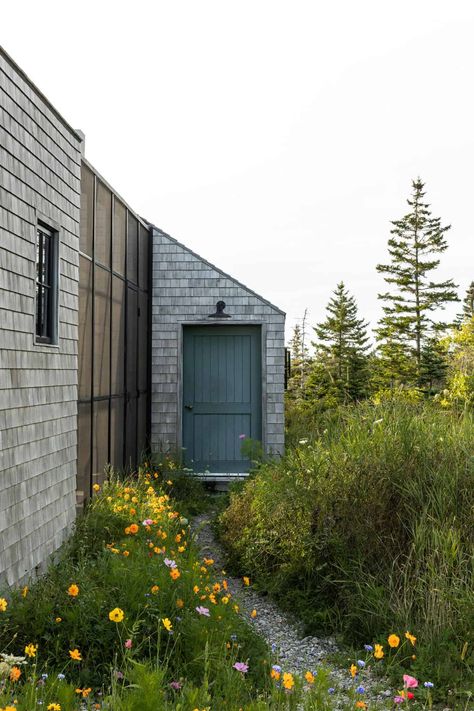 Contemporary reinterpretation of the New England connected farmhouse Screen Porch Systems, Maine Islands, Eastern White Cedar, Garden Goals, New England Farmhouse, One Storey House, Enclosed Patio, Cedar Shingles, Wooden Cabins