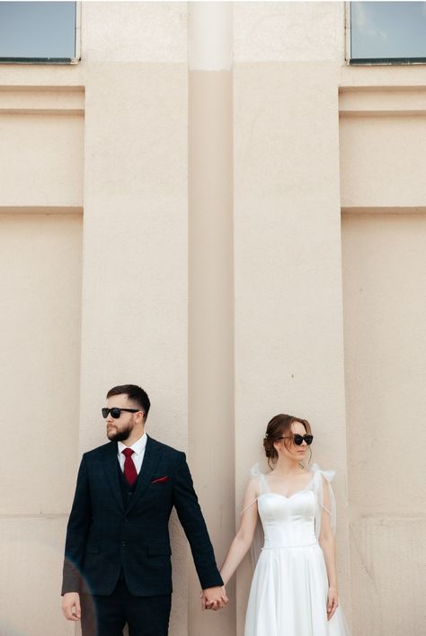 Pre Wedding Photoshoot Street, City Bridal Portraits, Couple Hand Poses, Wedding Street Photography, Civil Wedding Photography, Wedding Video Inspiration, Pre Wedding Photoshoot Theme, Prenuptial Photoshoot, City Hall Wedding Photos