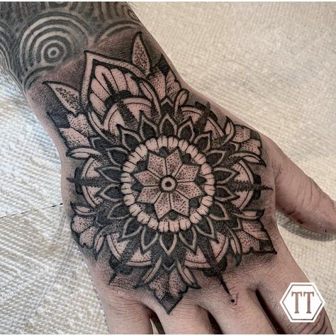 Geometric Tattoo Hand, Hand Mandala, Fist Tattoo, Mandala Tattoo Men, Hand Tattoo Images, Traditional Hand Tattoo, Tattoo Quotes For Men, Mandala Hand Tattoos, Tatuagem Masculina Pequena