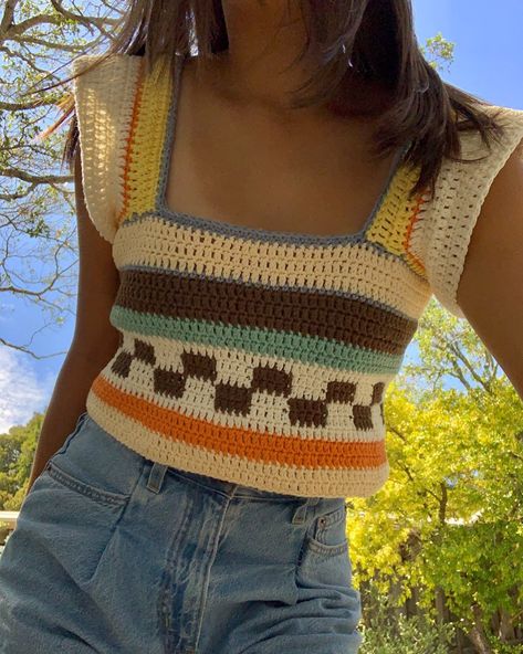 Sophie Liu’s Instagram post: “@rosesvane style top 🥰💕 - This project is 100% based off of @rosesvane ‘s long sleeve crochet top—it is not my original design. -…” Pull Crochet, Mode Crochet, Gothic Clothes, Vintage Crop Tops, Crochet Tank Top, Aesthetic T Shirts, Sweater Crop, Crochet Tank, Bag Crochet