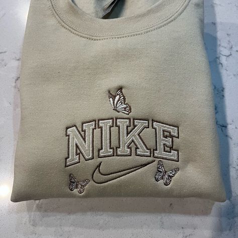 Not Nike Brand Please Allow Up To A Week To Ship Design Size Is 7x5 -Unisex Sizing True To Fit -Embroidered Design -Use Gildan Brand For Crewnecks, However There May Be A Substitute For A Similar Brand -Available In S, M, L, Xl, 2xl Size Of Design Is The Same For All Sizes Of Crewnecks So Design Will Look Smaller On A 2xl Compared To A S Material Is 50/50 Cotton/Polyester *Colors May Vary Slightly* Cute Nike Sweatshirts, Custom Nike Hoodie, Christmas Sweatshirt Ideas, Nike Embroidery Design, Light Blue Crewneck, Butterfly Crewneck, Nike Crewneck Sweatshirt, Nike Embroidery, Cute Outfits With Shorts