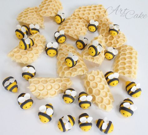 Bumble Bee Cupcakes with Chocolate Honeycomb – Art de Cake Delicious Desserts Recipes, Beehive Cake, Honey Party, Bee Cake Pops, Bumble Bee Cupcakes, Toppers Cupcakes, Carved Cakes, Bee Themed Gender Reveal, Chocolate Honeycomb