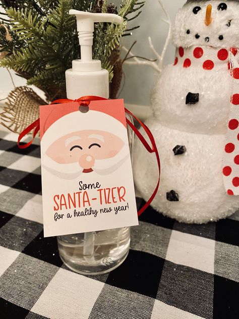 FREE Santa-Tizer Printable Hand Sanitizer Easy Christmas Gift Idea | Your Main Event Hand Sanitizer Gift Tag Free Printable, Hand Sanitizer Gift Ideas, Small Christmas Gifts For Coworkers, Christmas Gifts For Clients, Grateful Gifts, Santa Basket, Coworker Holiday Gifts, Christmas Teacher Gifts, Secret Santa Ideas