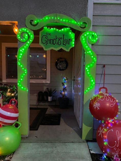 Grinch Yard Decorations, Whoville Christmas Decorations, O Grinch, Grinch Crafts, Grinch Decorations, Grinch Christmas Party, Whoville Christmas, Grinch Christmas Tree, Grinch Christmas Decorations