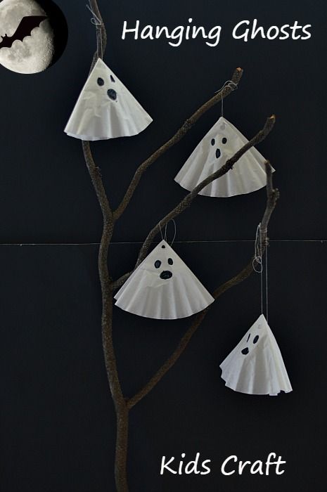 Simple and cute ghost craft for kids. Perfect as a Halloween craft activity for toddlers and preschoolers. Post has other ideas for using this activity as a prop and Halloween decor item. Ghost Craft For Kids, Simple Ghost, Ghost Craft, Halloween Craft Activities, Craft Activities For Toddlers, Ghost Crafts, Hallowen Ideas, October Crafts, Casa Halloween