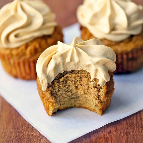 These moist and fluffy keto pumpkin cupcakes taste like autumn. The frosting is amazing - creamy and very flavorful. Cupcakes Coconut, Keto Pumpkin Muffins, Healthy Pumpkin Dessert, Gluten Free Pumpkin Muffins, Keto Cupcakes, Healthy Cupcakes, Keto Pumpkin Pie, Low Carb Muffins, Keto Pumpkin