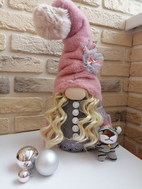 Diy Gnome Doll, Gnome Home, T Craft, Toilet Paper Crafts, Girl Gnome, Nordic Gnomes, Gnomes Diy, Scandinavian Gnomes, Doll Family