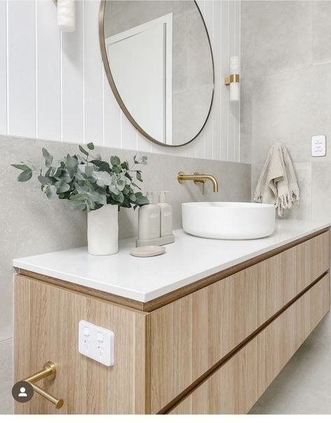 Bad Inspiration, Brass Bathroom, Bathroom Inspiration Decor, Upstairs Bathrooms, Main Bathroom, Minimalist Bathroom, Bathroom Renos, Laundry In Bathroom, Bathroom Style