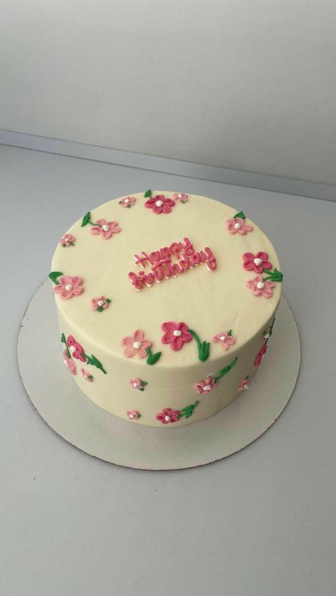 Simple 15 Birthday Cake, Birthday Cake Flowers Simple, Simplistic Birthday Cake, Cute Small Birthday Cakes, Simple Bday Cakes, Simple Cake Designs Birthday, Small Cake Designs, Mini Cake Designs, Simple Floral Cake