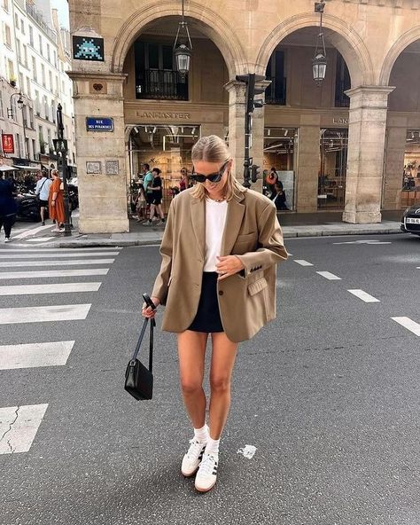 Basic fash • Instagram Outfits Sambas, Paris Trip Outfits, Sambas Adidas, London Outfits, Looks Adidas, Japan Outfits, Parisian Outfits, Adidas Samba Outfit, Outfits Nyc