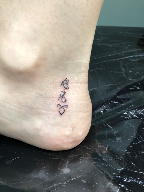 Runes Tattoo Shadowhunter, Shadow Hunter Tattoo Ideas, Runa Parabatai Tattoo, Shadowhunter Runes Tattoo, Small Tvd Tattoos, Shadowhunter Tattoo Ideas, Fandom Tattoo Ideas, The Mortal Instruments Tattoo, Shadow Hunters Tattoo