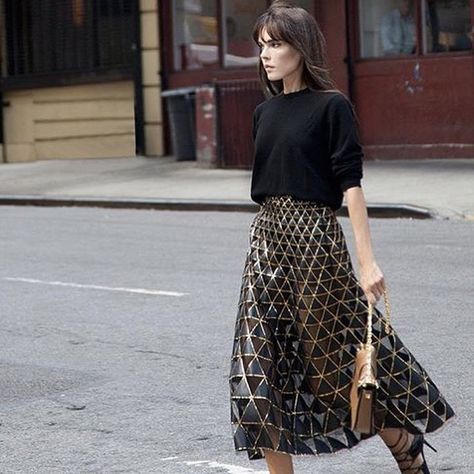 @styleheroine on the go at #NYFW in #FallWinter1516. The skirt is made of multiple black leather triangles surrounded by gold metal thread. #craftsmanship #details #killingit Estilo Chic Casual, Sequin Outfit, Eve Outfit, New Years Eve Outfits, Looks Street Style, Modieuze Outfits, Inspired Outfits, Fashion Mode, Street Chic