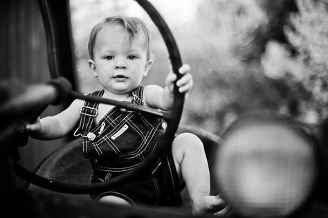 1st Birthday Tractor Pictures, Tractor Family Photos, Toddler Tractor Photoshoot, Tractor First Birthday Pictures, Rancho Photoshoot, Tractor Photoshoot, Tractor Photography, Birthday Photoshoot Ideas Boys