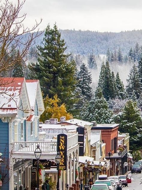 5 Small Towns Near Lake Tahoe You Should Visit at Least Once Lake Tahoe Spring, Incline Village Lake Tahoe, National Geographic Wallpaper, Lake Tahoe Beach, Lake Tahoe Trip, Lake Tahoe Resorts, Lake Tahoe Winter, Tahoe Trip, Lake Tahoe Nevada