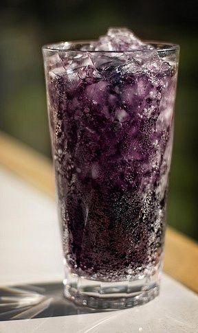 Sweet Tart Cocktail: 2 Liter Of Sunkist, 2 Cups Of Smirnoff Vodka, 1 Packet Of Grape Kool-Aid, And 1 Packet Of Black Cherry Kool-Aid. Delish! ♡ Glace Fruit, Easy Mixed Drinks, Vodka Cocktails Recipes, Raspberry Liqueur, Sour Mix, Grape Soda, Alcoholic Cocktails, Breakfast Dinner, Foods Recipes