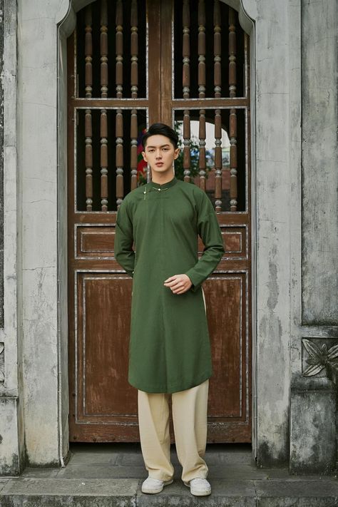 Chinese Fashion Men, Chinese Men's Clothing, Ao Dai Men, Traditional Vietnamese Clothing, Vietnamese Traditional Clothing, Vietnamese Wedding Dress, Vietnamese Men, Vietnamese Clothing, Vietnam Dress