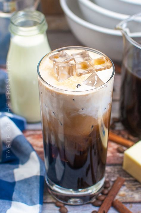 Make the perfect iced coffee at home with this Bulletproof Iced Coffee recipe. Made with heavy cream, butter, collagen powder, and more. Great for those on Keto or just on a low-carb diet. Perfect Iced Coffee, Coconut Milk Coffee, Almond Milk Coffee, Protein Overnight Oats, Iced Coffee Recipe, Coffee Buttercream, Iced Coffee At Home, Making Cold Brew Coffee, Coffee Cake Muffins