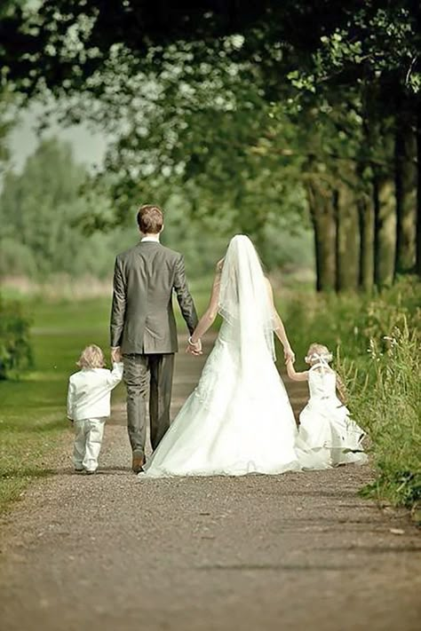 Family Wedding Photos, Wedding Picture Poses, Wedding Picture Ideas, Wedding Pic, Wedding Photos Poses, Wedding Engagement Photos, Wedding Photography Poses, Wedding Photography Ideas, Family Wedding