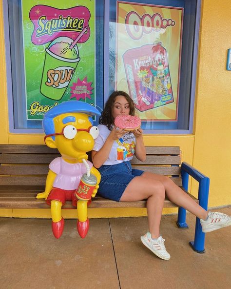 Doughnut Aesthetic, Theme Park Outfit Summer, Simpsons Universal Studios, Roller Coaster Pictures, Universal Outfits, Universal Studios Orlando Trip, Disney Poses, Universal Studios Outfit, California Pictures