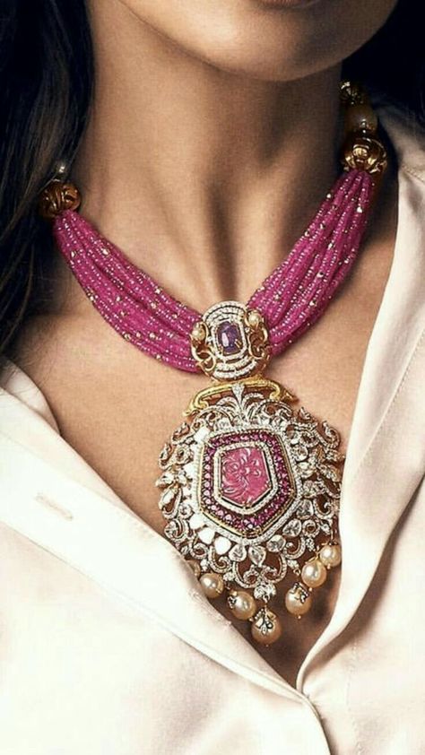 Saree Bollywood, Diamond Necklace Designs, Beaded Necklace Designs, Antique Bridal Jewelry, Indian Jewellery Design Earrings, Antique Jewelry Indian, Gold Pendant Jewelry, Wedding Jewellery Collection, Indian Jewelry Sets