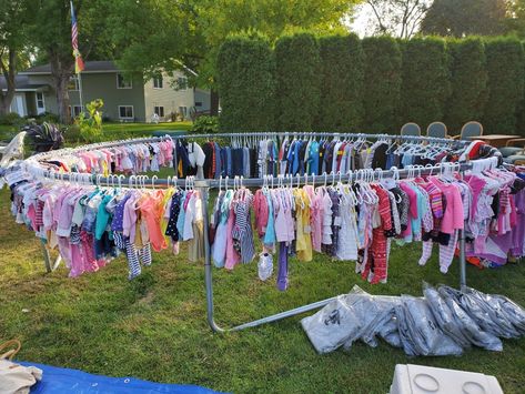 Use a trampoline ring to hang clothes for your garage sale! Garage Sale Clothing Rack Diy, Pop Up Garage Sale, Garage Sale Hacks For Hanging Clothes, Diy Garage Sale Clothes Rack Ideas, Ways To Display Clothes At A Garage Sale, Garage Sell Set Up Ideas, Yard Sale Hanging Clothes Display Ideas, Ways To Hang Clothes At A Garage Sale, Garage Sale Clothing Rack