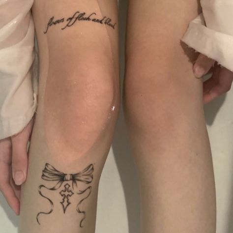 First Leg Tattoo Ideas, Thigh And Knee Tattoo, Cute Gothic Tattoos, Back Leg Tattoo, Small Leg Tattoo, Bow Tattoo Thigh, Tattoo Ideas Female Leg, First Tattoo Ideas, Garter Tattoo