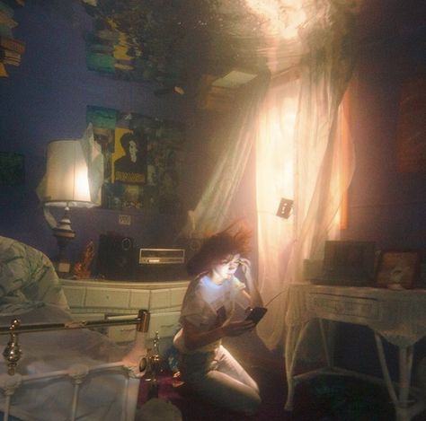 weyes blood - titanic rising (2019) Weyes Blood, Young Justice, 인물 사진, Pics Art, Photography Inspo, Aesthetic Photography, Titanic, Pretty Pictures, Cinematography