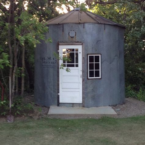 Grain silo bin repurposed into shed. This is so cool. I need this for my work studio with a fireplace in the centre. Grain Bin House, Silo House, Grain Silo, Greenhouse Shed, Potting Sheds, She Sheds, Shed Design, Potting Shed, Shed Plans