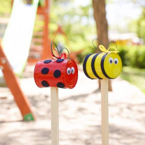 This upcycled tin can ladybug garden decoration is so cute and easy to make! Includes a bumble bee garden stake tutorial! Birdhouse Garden Stakes, Hen Ideas, Ladybug House, Theme Garden, Ladybug Garden, Building Things, Aluminum Can Crafts, Ladybug Theme, Pot Painting