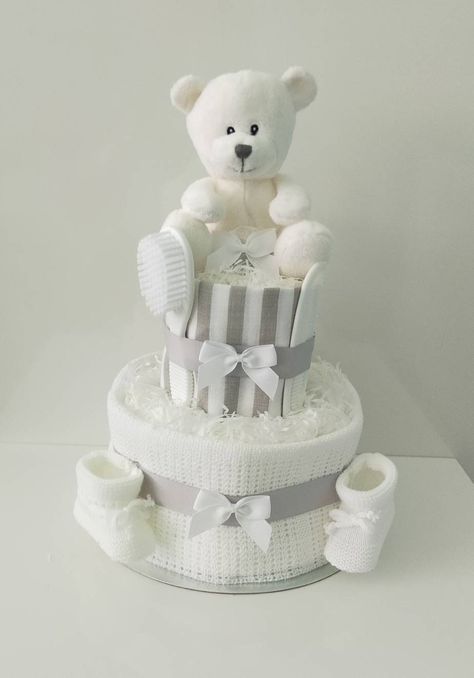 Nappy Gifts Ideas, New Born Gifts Packing Ideas, Nappy Cake Ideas Gender Neutral, Gender Neutral Baby Gifts Basket, Nappy Cake Ideas Diy Boy, Baby Shower Unisex, Baby Nappy Cakes, Creative Baby Shower Gifts, Baby Shower Gift Box